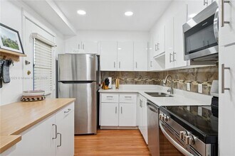 3101 N Country Club Dr, Unit 102 in Aventura, FL - Building Photo - Building Photo