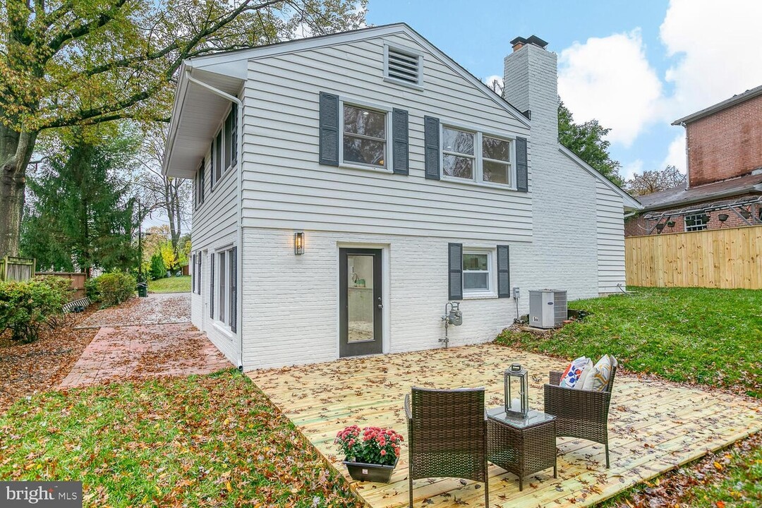 7102 Kaiser Pl in Falls Church, VA - Building Photo