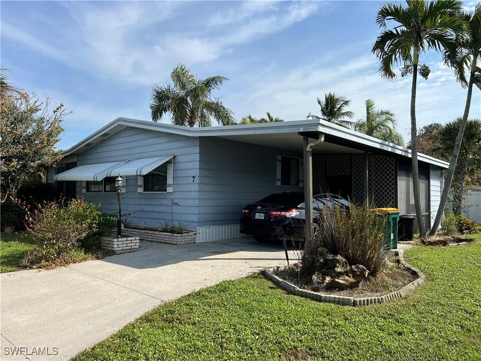 7 Oceans Blvd in Naples, FL - Foto de edificio