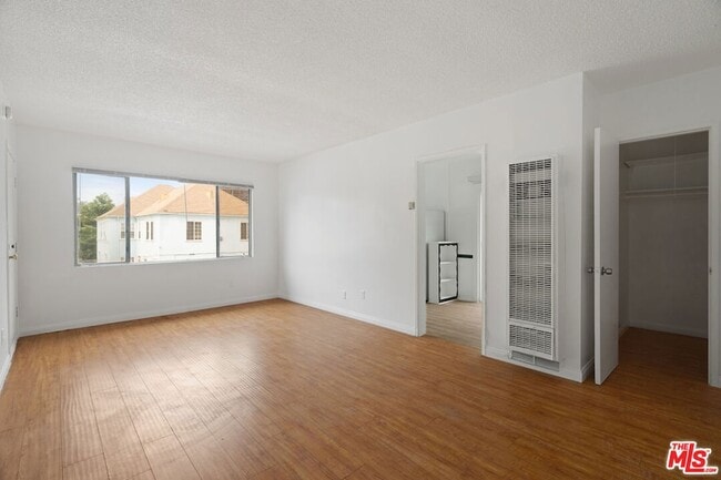 6755 Yucca St, Unit 4 in Los Angeles, CA - Building Photo - Building Photo