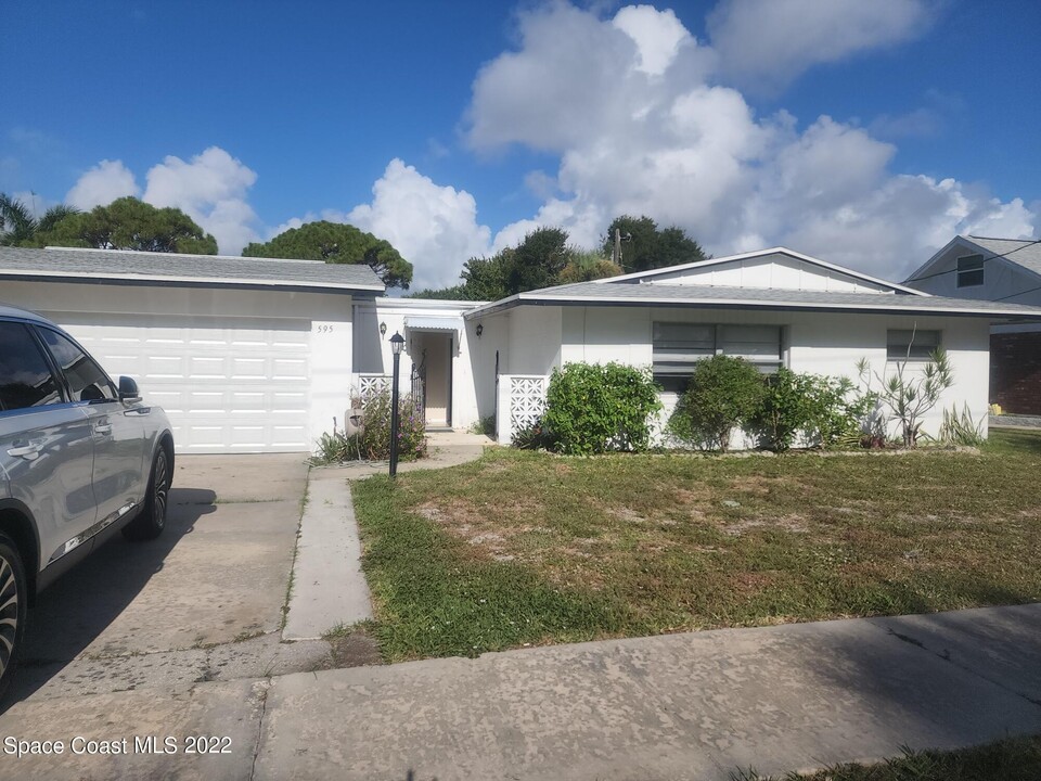 595 Albatross St in Merritt Island, FL - Foto de edificio