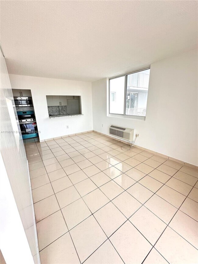 1255 Collins Ave in Miami Beach, FL - Building Photo - Building Photo
