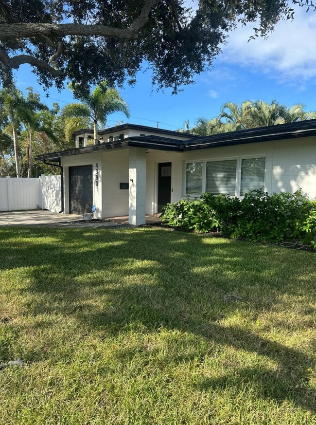 4390 Maple St NE in St. Petersburg, FL - Building Photo - Building Photo