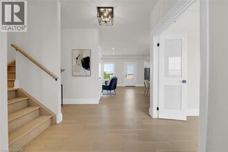 8184 Airport Rd E in Hamilton, ON - Building Photo - Building Photo