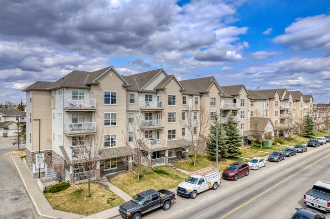 2000 Applevillage Crt SE in Calgary, AB - Building Photo - Building Photo