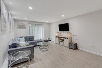 Llanerch Place Apartments in Drexel Hill, PA - Foto de edificio - Building Photo