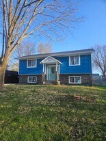 215 Knoll Dr in Norwalk, IA - Building Photo