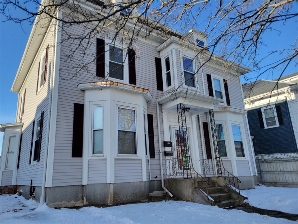 34 Locust St in Danvers, MA - Foto de edificio