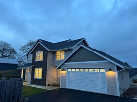 35579 Bella Rdg Lp in Astoria, OR - Building Photo