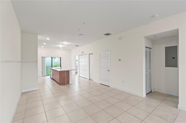 7831 NW 104th Ave in Doral, FL - Building Photo - Building Photo