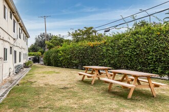 2419 S Ridgeley Dr (B) in Los Angeles, CA - Foto de edificio - Other