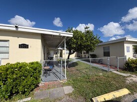 2571 NW 13th Ct in Fort Lauderdale, FL - Building Photo