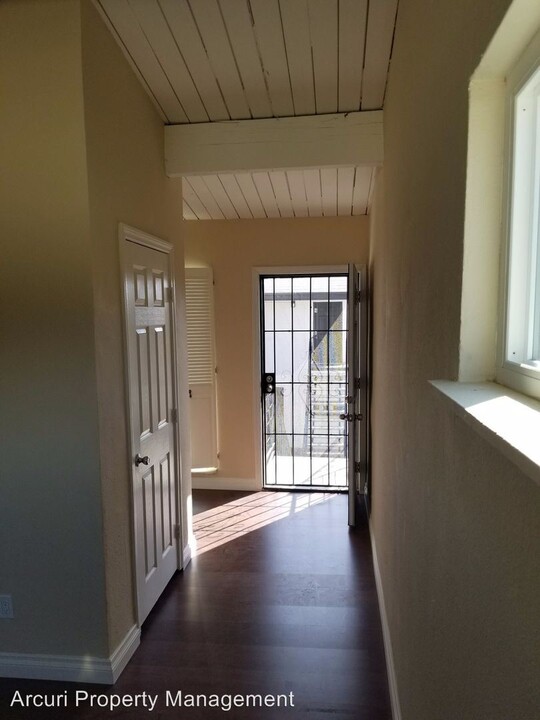 325 E Leatrice Ln in Anaheim, CA - Building Photo