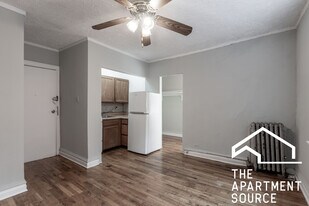 717 W Belmont Ave, Unit 208 in Chicago, IL - Building Photo
