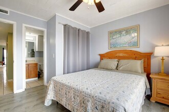608 Carolina Beach Ave S in Carolina Beach, NC - Foto de edificio - Building Photo
