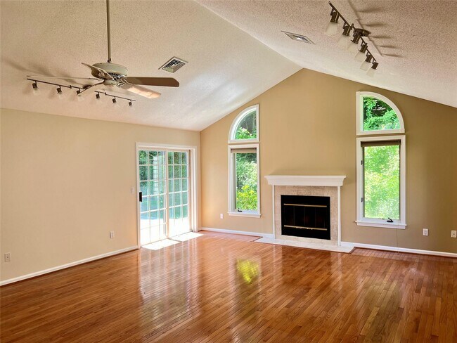 646B Heritage Hls in Somers, NY - Foto de edificio - Building Photo