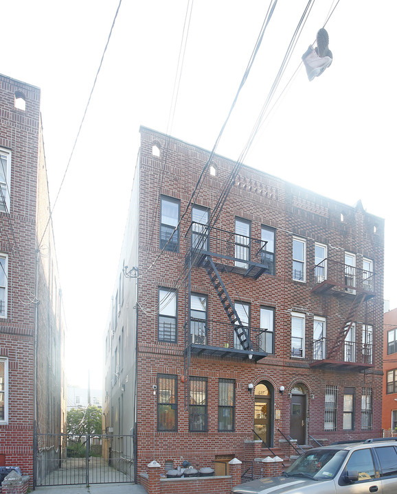 417 Montauk Ave in Brooklyn, NY - Building Photo