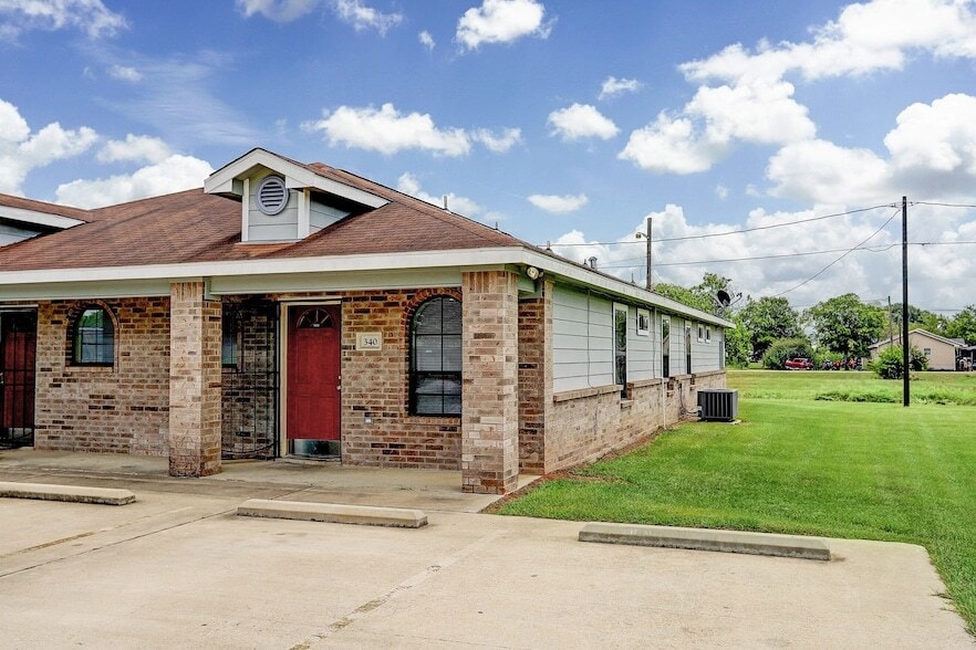 340 6th St in Hempstead, TX - Building Photo