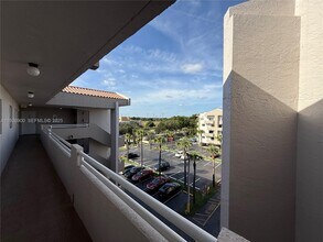 15969 NW 64th Ave in Hialeah, FL - Foto de edificio - Building Photo