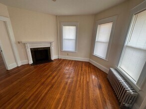 617 Hyde Park Ave, Unit 1 in Boston, MA - Foto de edificio - Building Photo