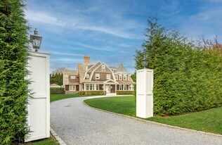 63 Meadowmere Pl in Southampton, NY - Building Photo