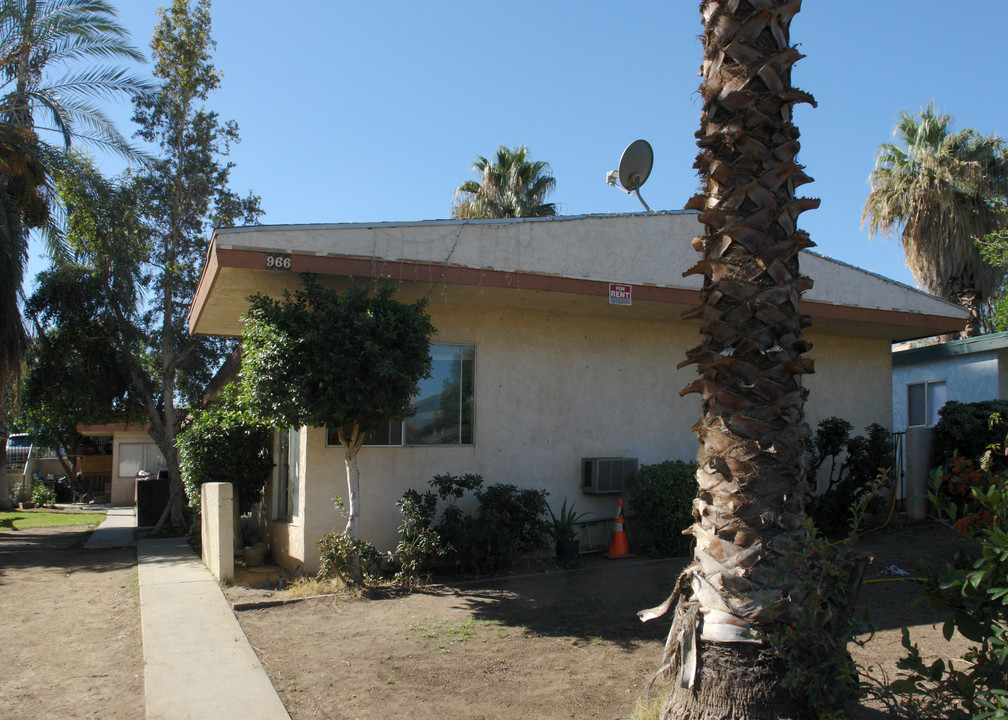 966 W 5th St in Corona, CA - Building Photo