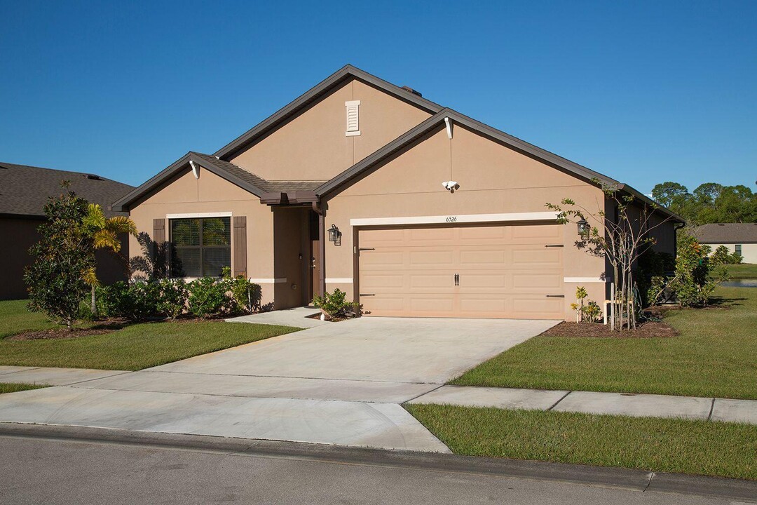 6526 NW Oaklawn Way in Port St. Lucie, FL - Foto de edificio