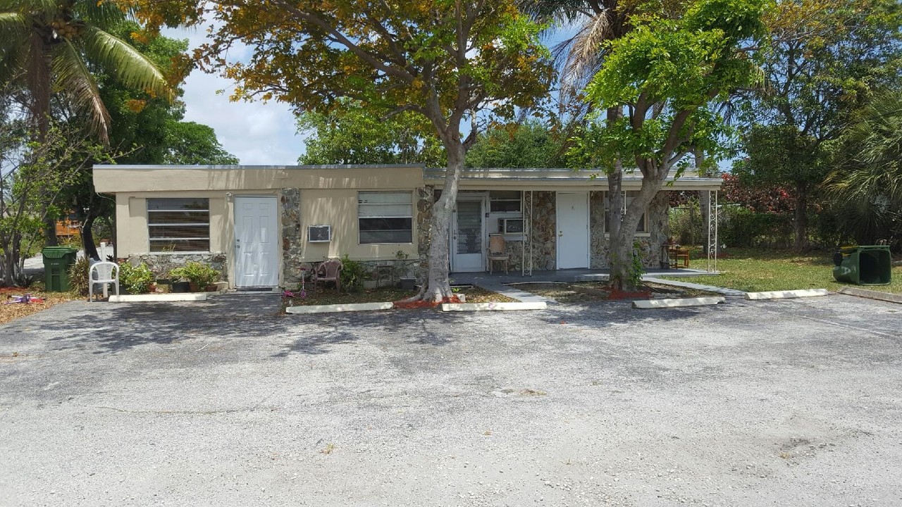 3063 Floweva St in West Palm Beach, FL - Building Photo