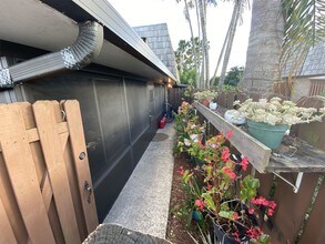 1011 Springdale Cir in Palm Springs, FL - Foto de edificio - Building Photo