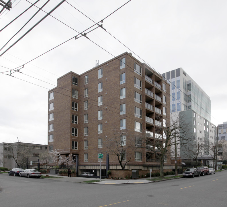 Americana Apartments in Seattle, WA - Building Photo