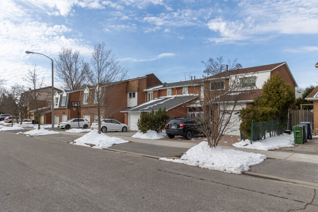 20 Homedale Dr in Toronto, ON - Building Photo - Building Photo