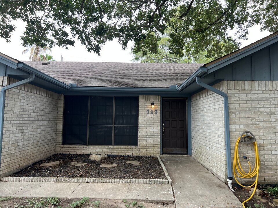 109 Laguna Dr in Victoria, TX - Building Photo