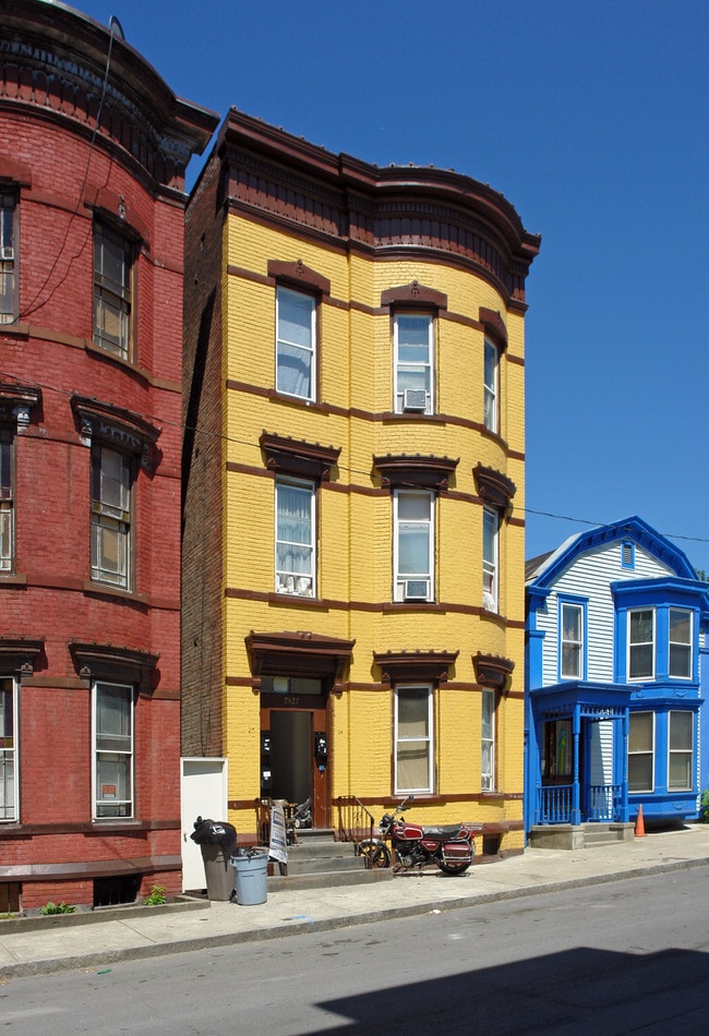 2427 5th Ave in Troy, NY - Foto de edificio - Building Photo