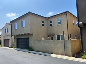 37401 Paseo Violeta in Murrieta, CA - Foto de edificio - Building Photo