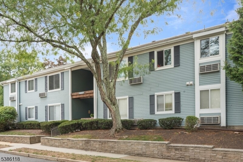 37 Eton Way in Franklin Township, NJ - Building Photo