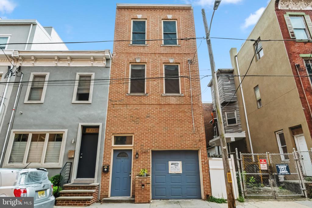 2140 Pemberton St in Philadelphia, PA - Building Photo