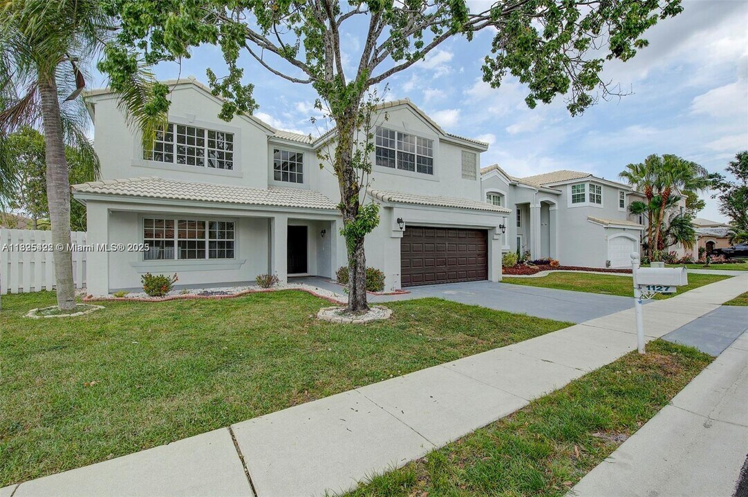 1127 SW 104th Way in Pembroke Pines, FL - Building Photo