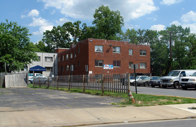 5609 54th Ave in Riverdale, MD - Foto de edificio - Building Photo