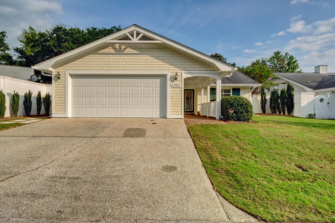 1305 Clipper Ln in Wilmington, NC - Building Photo