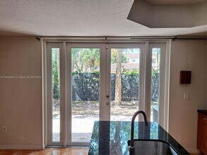 632 SW 107th Ave, Unit #606 2 STORIES CONDO in Pembroke Pines, FL - Foto de edificio - Building Photo