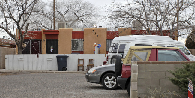 233 Alcazar St NE in Albuquerque, NM - Building Photo - Building Photo