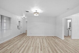 220 E Pleasant Run Rd, Unit 4 in Lancaster, TX - Building Photo - Building Photo