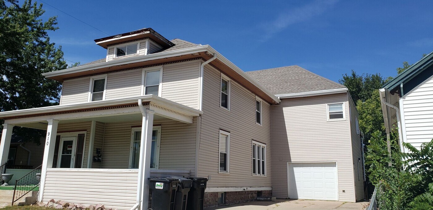910 W 10th St in Sioux Falls, SD - Building Photo