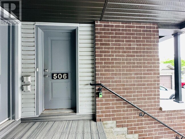 506 Clearbrook Dr in Ottawa, ON - Building Photo - Building Photo