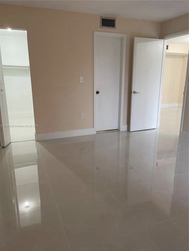 4801 NW 7th St, Unit 407 16 in Miami, FL - Building Photo - Building Photo