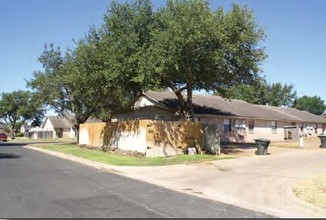 Hickory Park Duplexes in College Station, TX - Foto de edificio - Building Photo