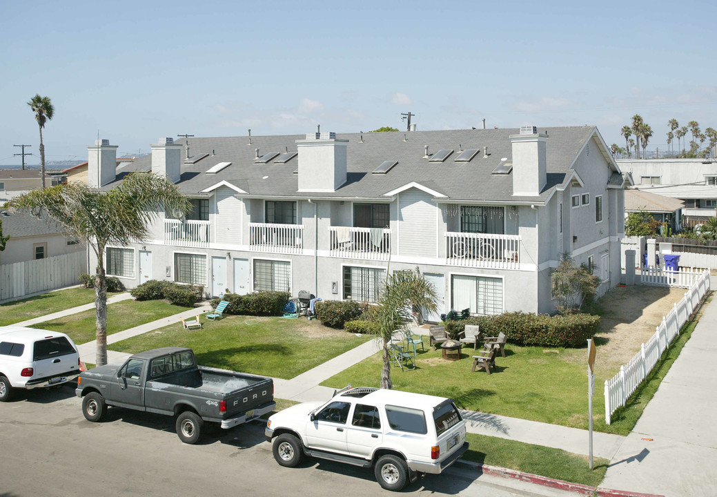 2060 Abbott St in San Diego, CA - Foto de edificio