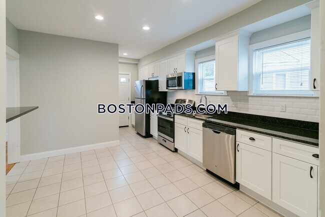 58 Saunders St in Boston, MA - Building Photo - Building Photo