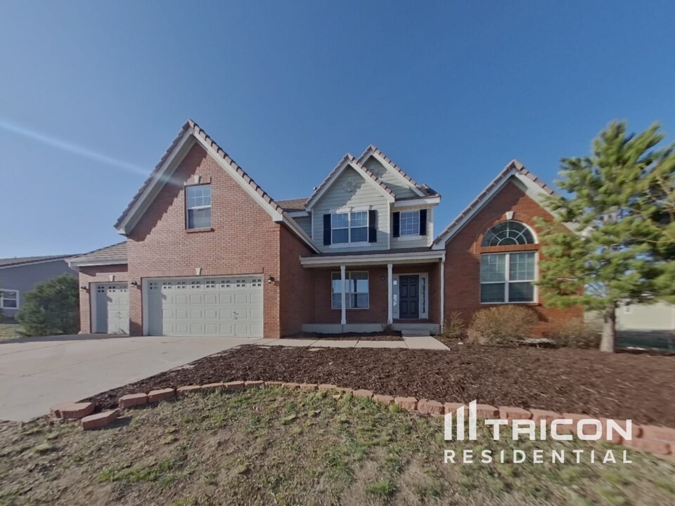 1605 Bowstring Rd in Monument, CO - Building Photo