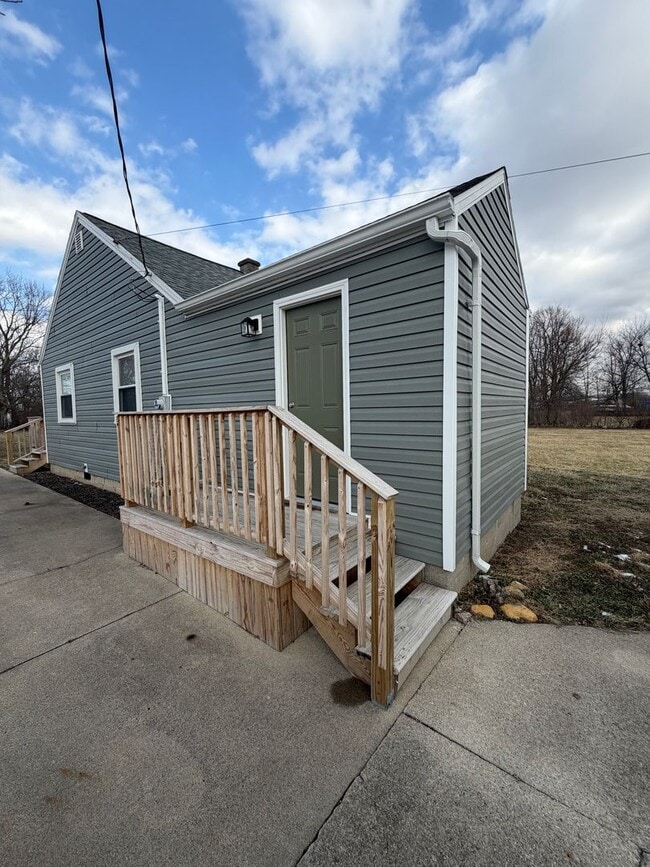 405 E Cowing Dr in Muncie, IN - Building Photo - Building Photo